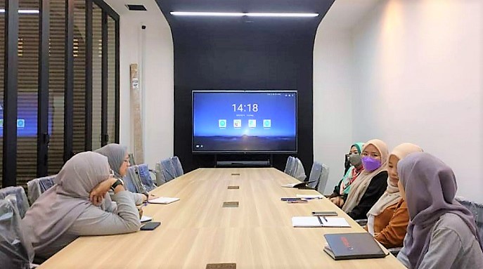 Interactive Flat Panel at Qul Holdings