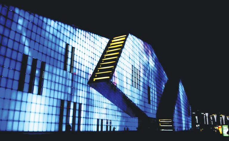 Building facade with LED lighting