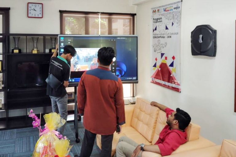 VEXO Smart Interactive Panel at Pejabat Pengayaan Pusat Permata@Pintar Negara (UKM)