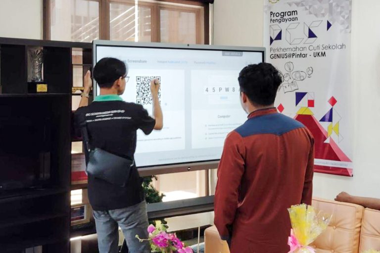 VEXO Smart Interactive Panel at Pejabat Pengayaan Pusat Permata@Pintar Negara (UKM)