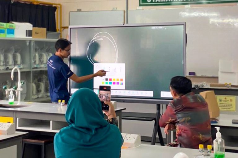 VEXO Smart Interactive Panel at Maktab Rendah Sains MARA Gerik