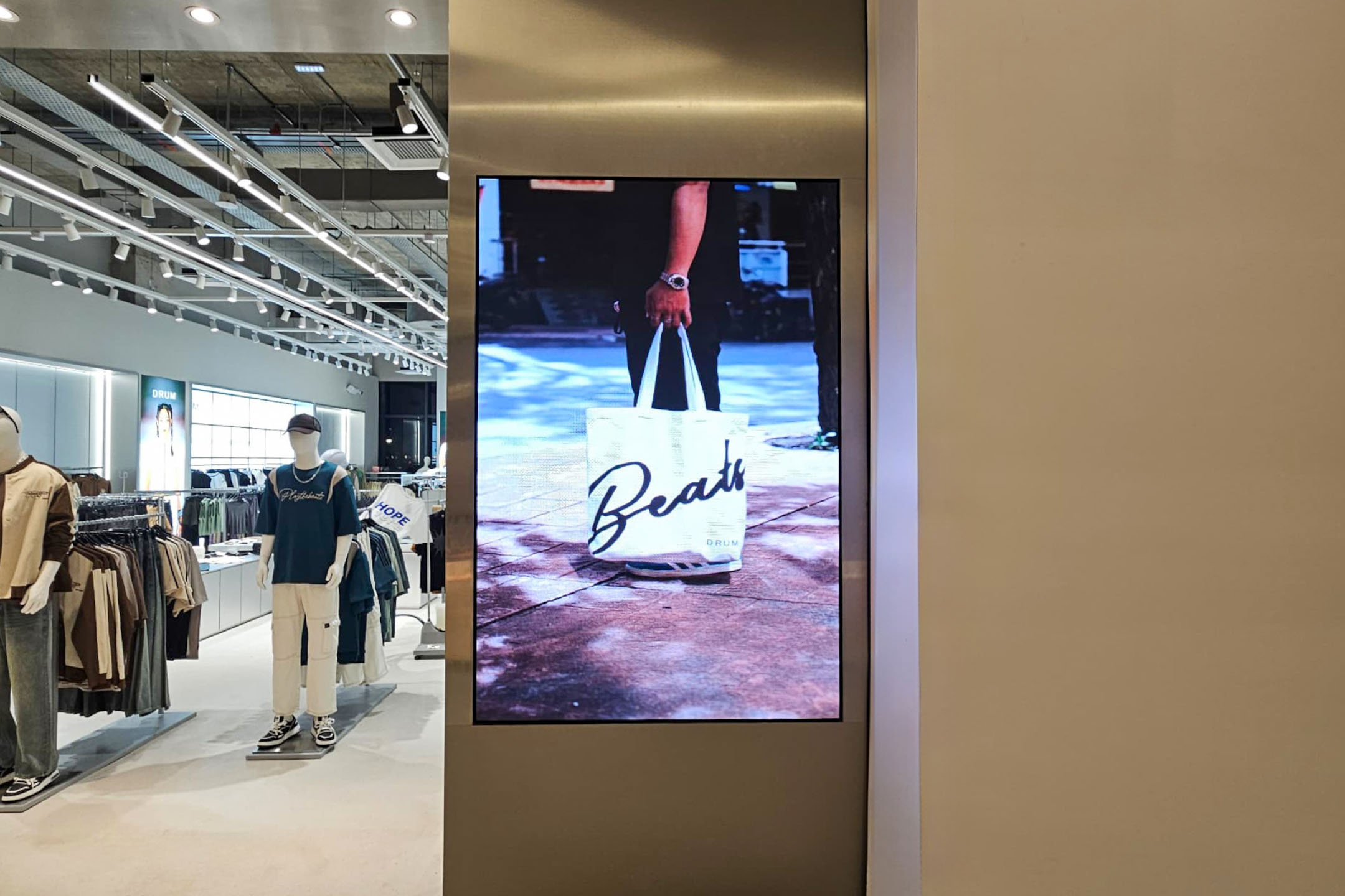 P2.5 Indoor LED Screens at the Drum Fashion at Mayang Mall