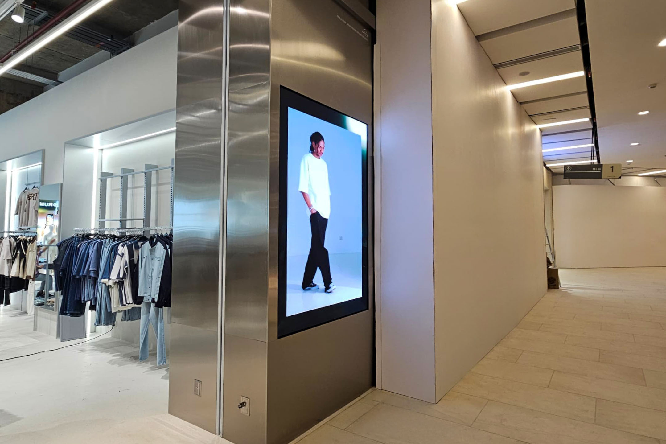 P2.5 Indoor LED Screens at the Drum Fashion at Mayang Mall
